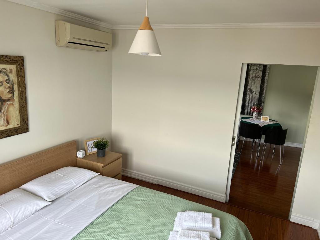 Postel nebo postele na pokoji v ubytování Theothea Suites