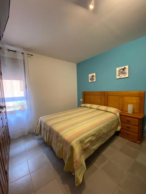 a bedroom with a bed and a dresser in it at Hostal Casa Vispe in Escalona