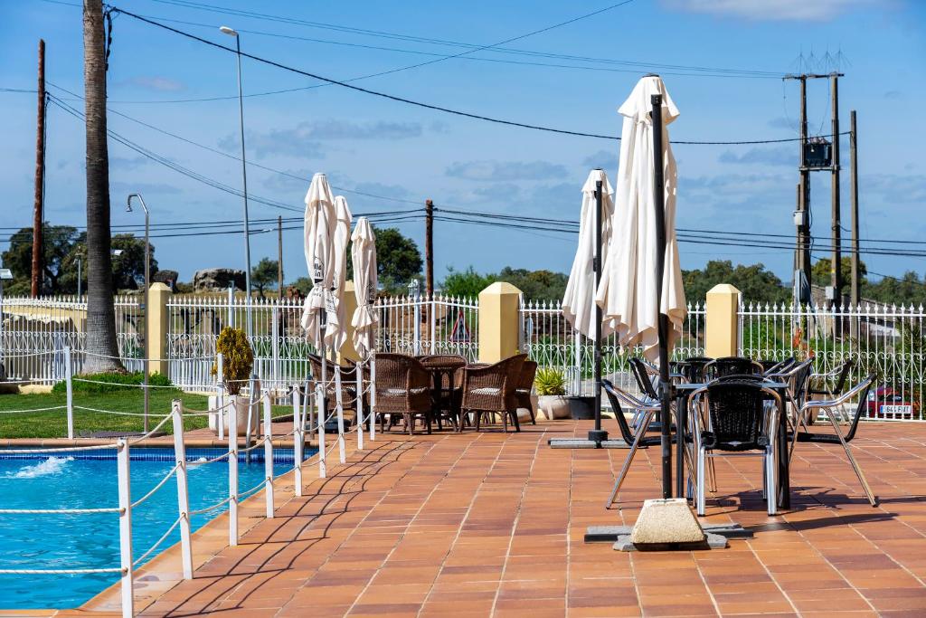 Bazén v ubytování Hotel Los Barruecos by Croma nebo v jeho okolí
