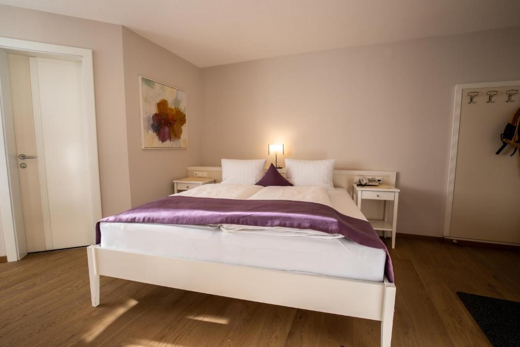 Posteľ alebo postele v izbe v ubytovaní The Hotel - himmlisch wohlfühlen