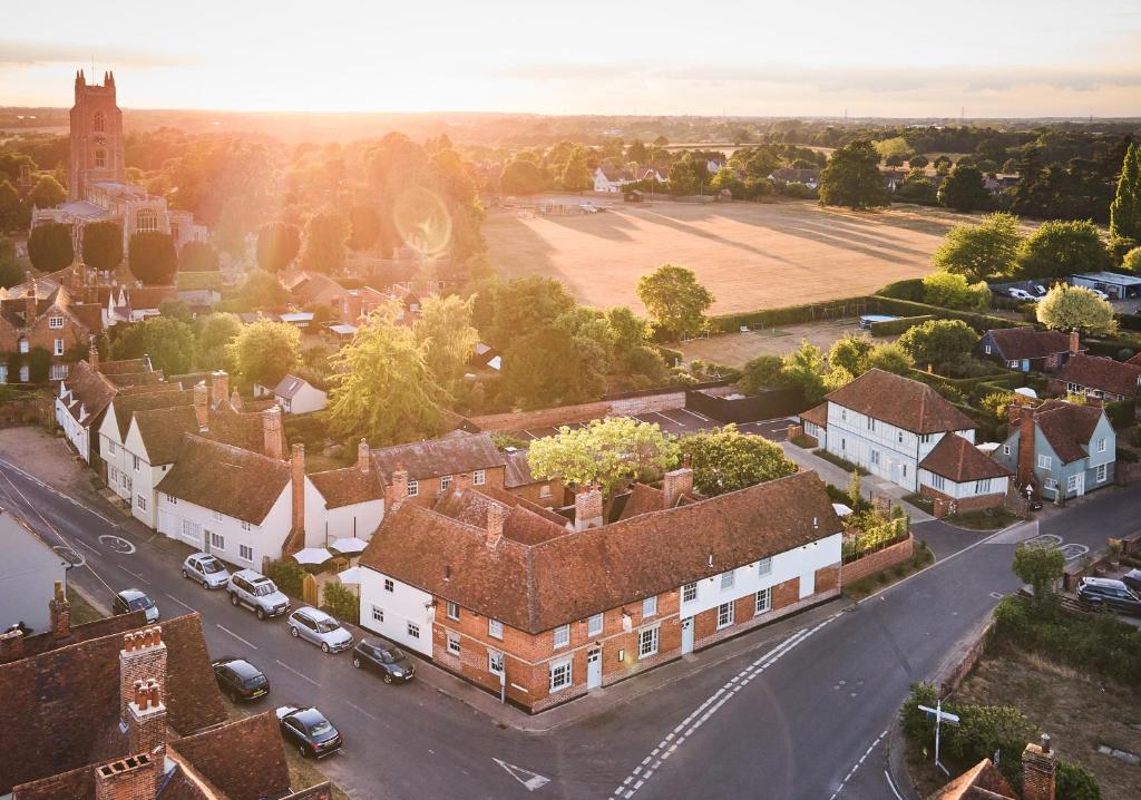 una vista aérea de una pequeña ciudad con casas y un campo en The Angel Inn, Stoke-by-Nayland en Stoke by Nayland