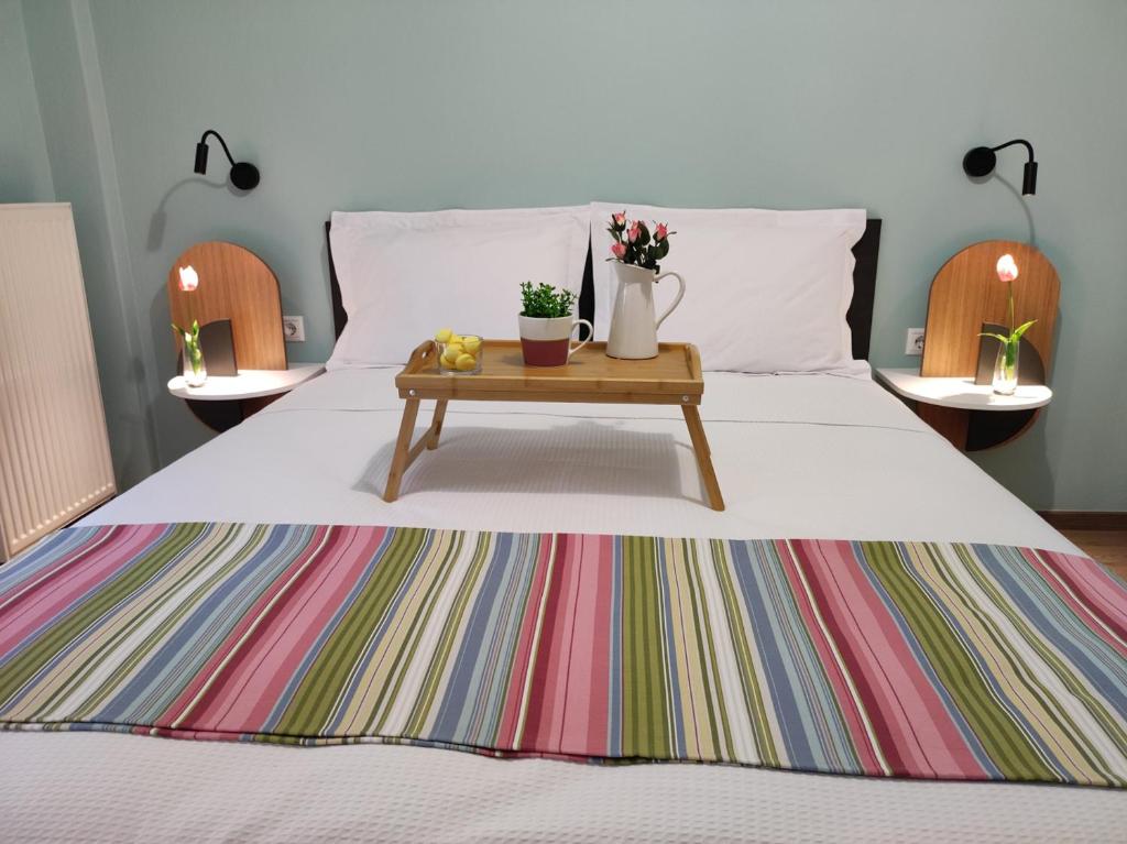 un letto con un tavolo sopra di Estia Thessaloniki Apartment, cozy, spacious, sunny, 2 rooms-5 beds a Salonicco