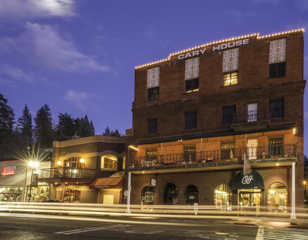 un gran edificio con un cartel en el costado en Historic Cary House Hotel, en Placerville