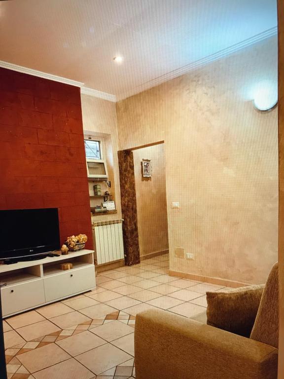 sala de estar con sofá y TV en La Candida Rosa L T Anagni, en Anagni