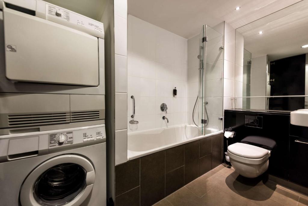 Um banheiro em Adina Apartment Hotel Frankfurt Neue Oper