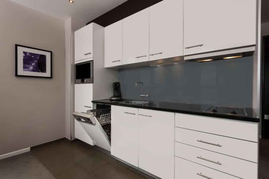 A cozinha ou cozinha compacta de Adina Apartment Hotel Frankfurt Neue Oper