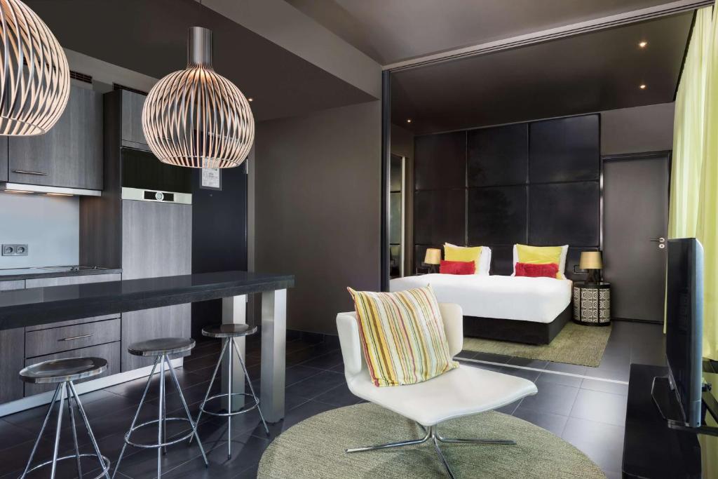 Cama ou camas em um quarto em Adina Apartment Hotel Frankfurt Neue Oper
