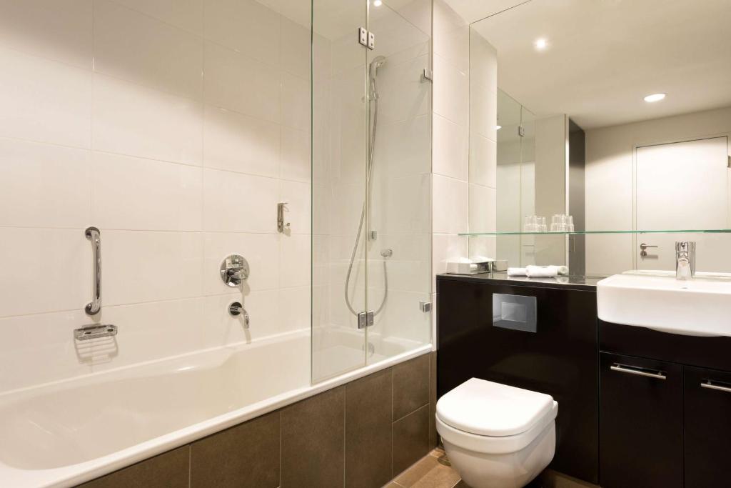 Um banheiro em Adina Apartment Hotel Frankfurt Neue Oper