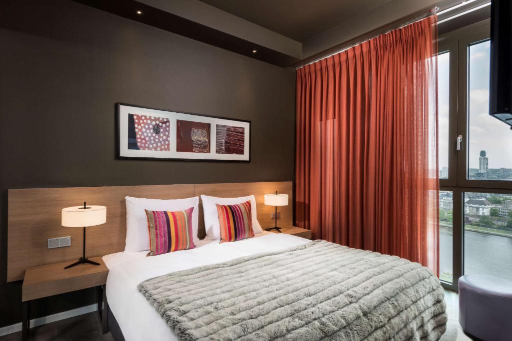 Cama ou camas em um quarto em Adina Apartment Hotel Frankfurt Neue Oper