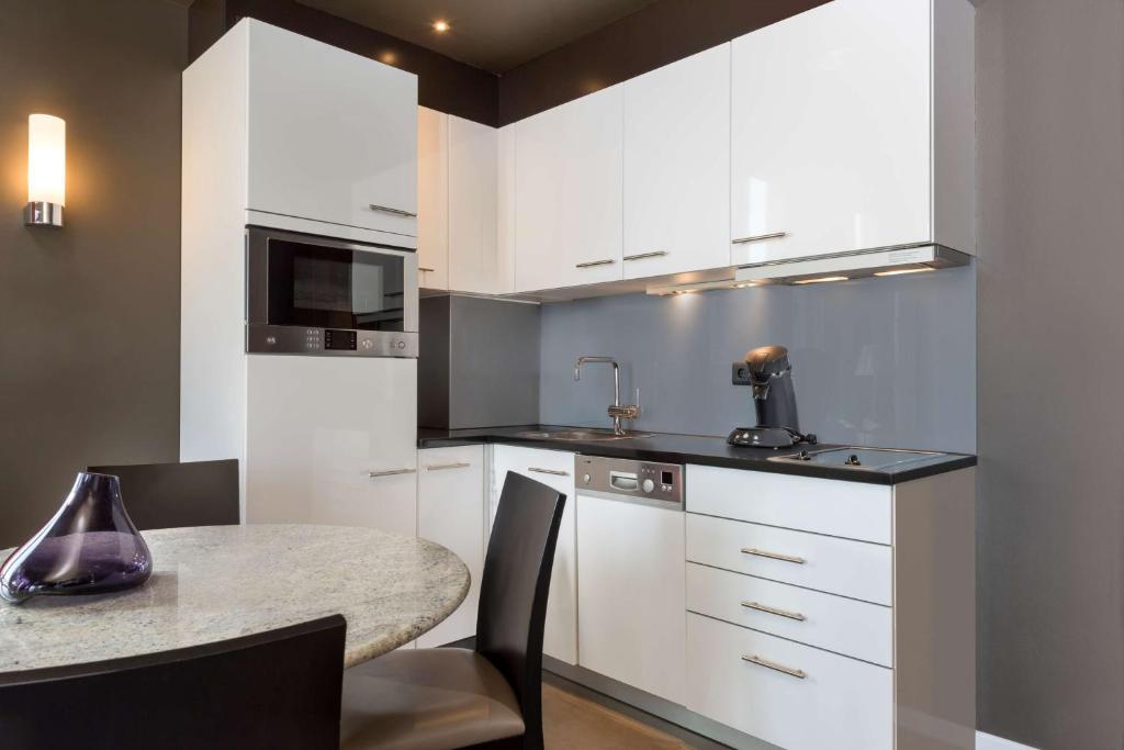 Adina Apartment Hotel Frankfurt Neue Oper - Resim 38