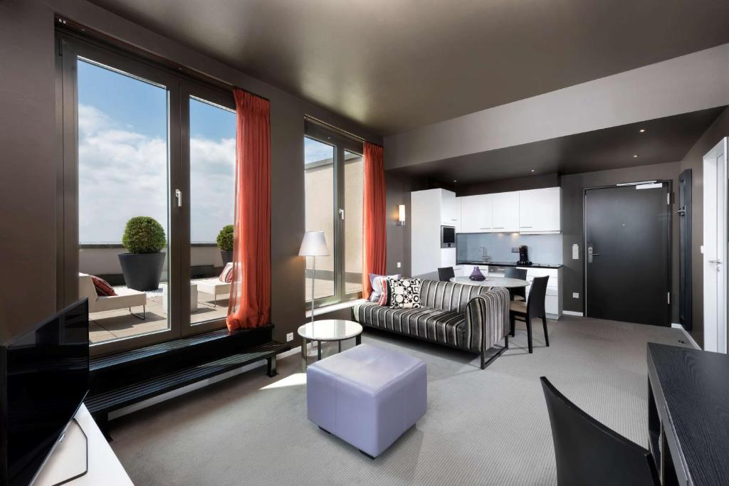 Uma TV ou centro de entretenimento em Adina Apartment Hotel Frankfurt Neue Oper