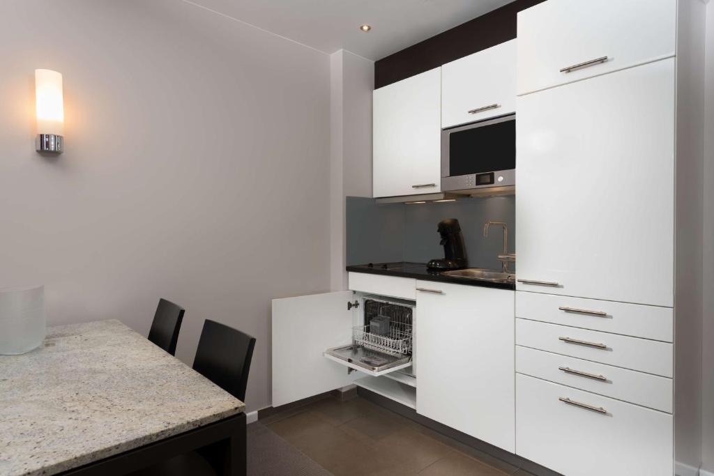 A cozinha ou cozinha compacta de Adina Apartment Hotel Frankfurt Neue Oper