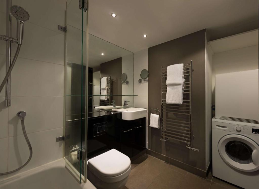 Um banheiro em Adina Apartment Hotel Frankfurt Neue Oper
