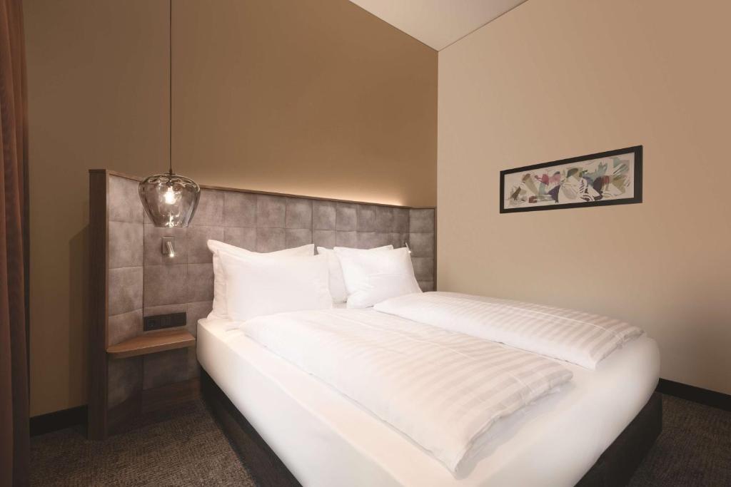 Postel nebo postele na pokoji v ubytování Adina Apartment Hotel Nuremberg