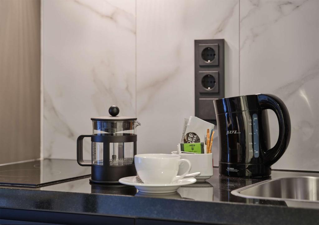 Příslušenství pro přípravu čaje a kávy v ubytování Adina Apartment Hotel Nuremberg