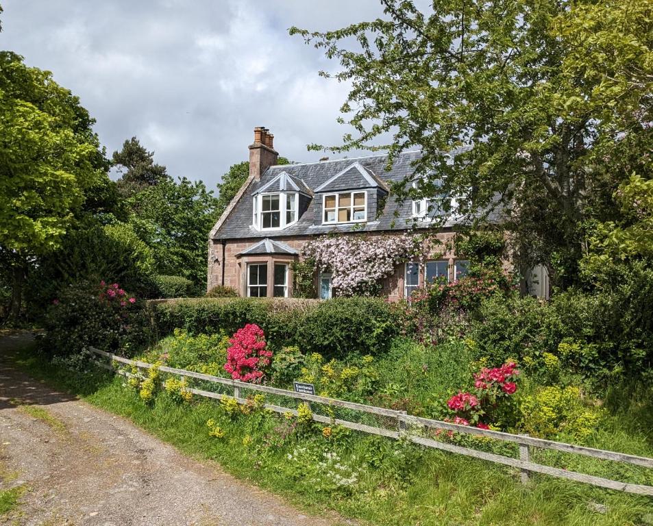 una vecchia casa con un giardino di fronte di Black Isle Bed and Breakfast ad Avoch