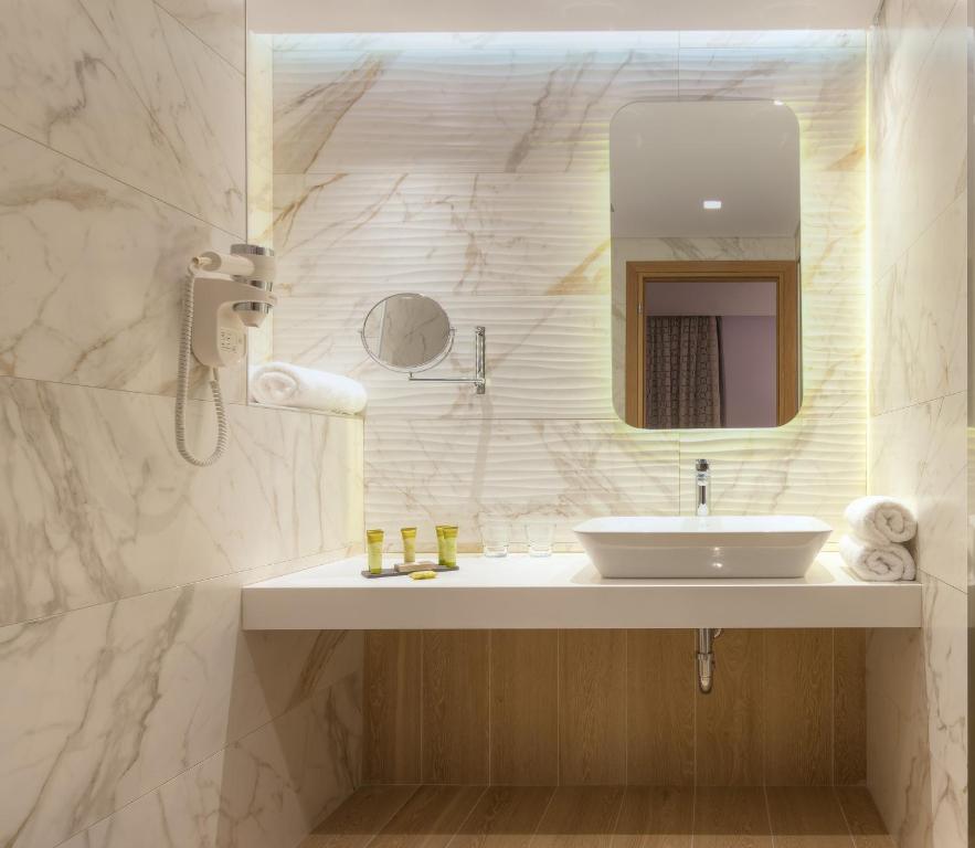 Blue Lagoon City Hotel - 4