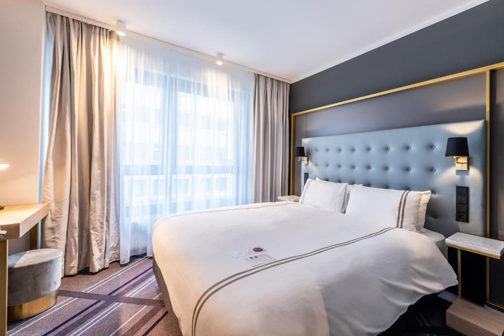 Giường trong phòng chung tại Premier Inn Darmstadt City Centre