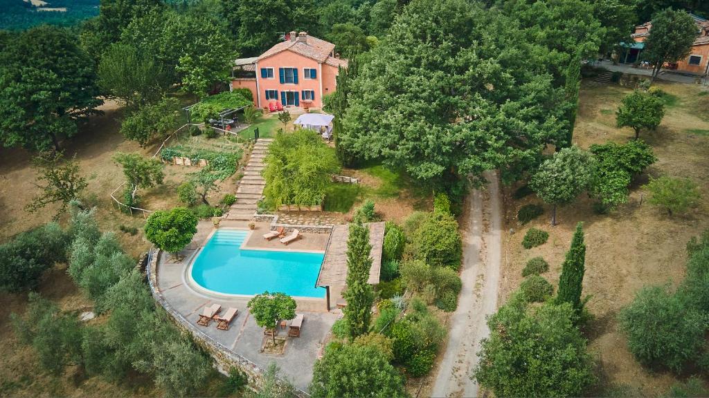 eine Luftansicht eines Hauses mit Pool in der Unterkunft Amore Rentals - Casale della Toscana in San Casciano dei Bagni