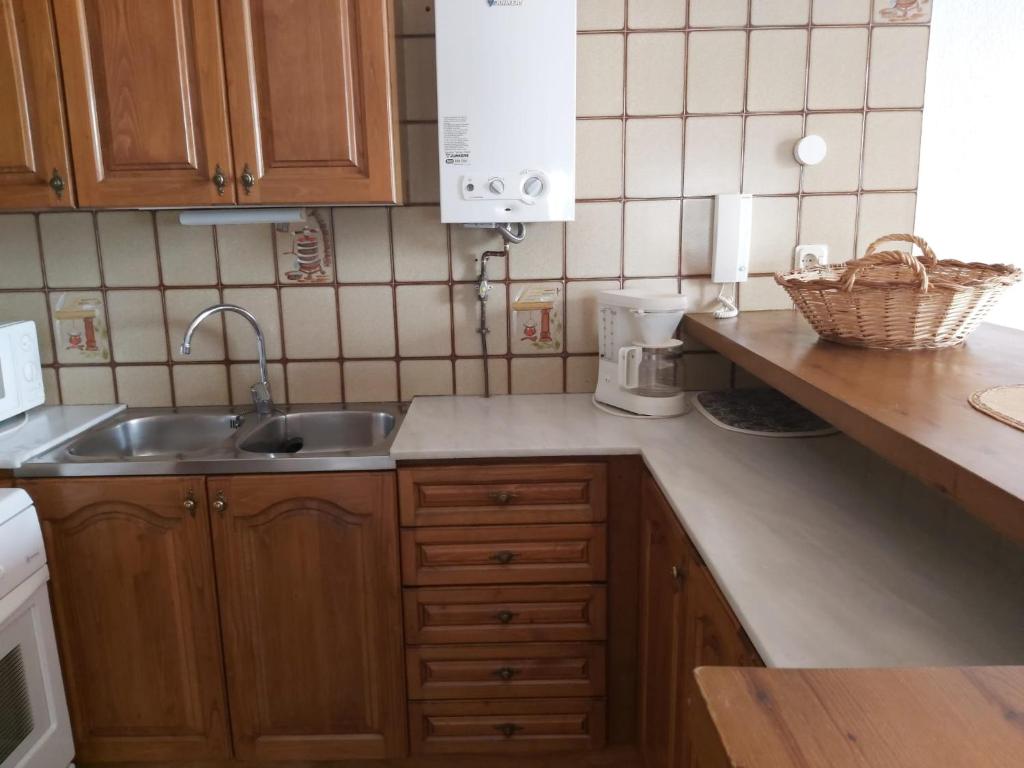 Kuchyň nebo kuchyňský kout v ubytování APARTAMENT AMB GRAN TERRASSA