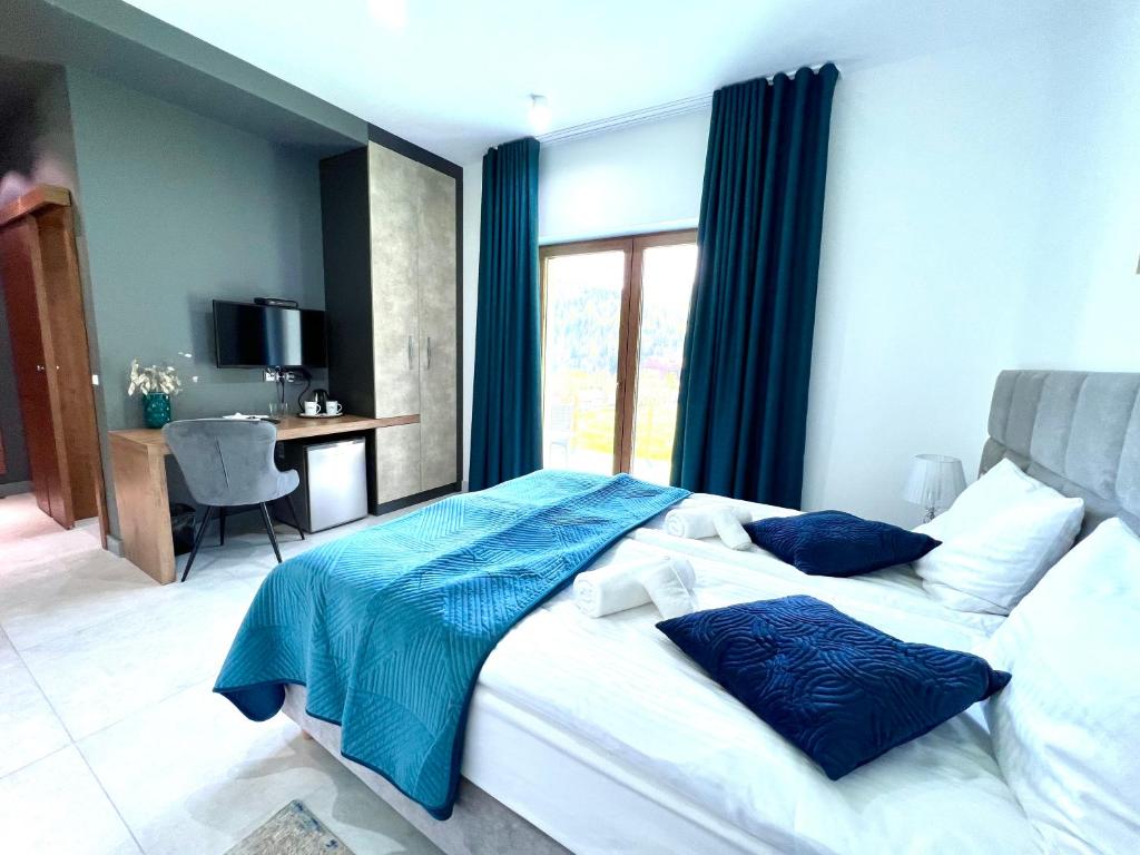 A bed or beds in a room at ELFF -Apartamenty i pokoje gościnne