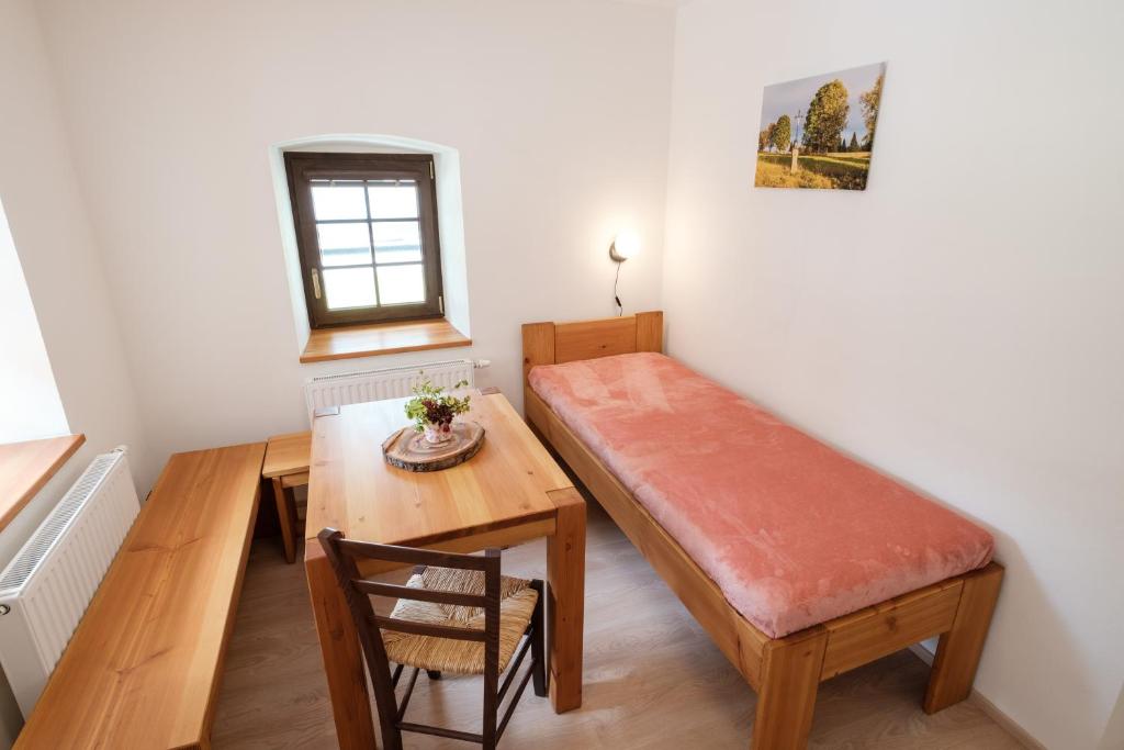 Postel nebo postele na pokoji v ubytování Penzion U Fořta