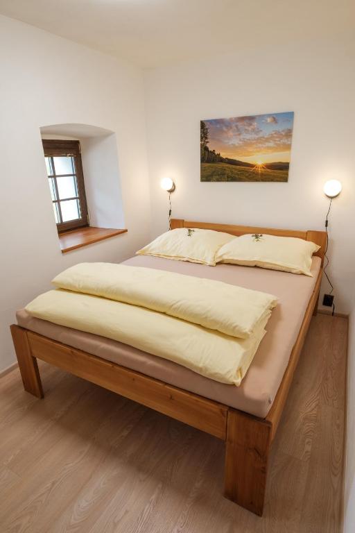 Postel nebo postele na pokoji v ubytování Penzion U Fořta