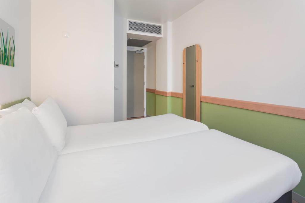 Postel nebo postele na pokoji v ubytování B&B HOTEL Zaragoza Plaza Mozart