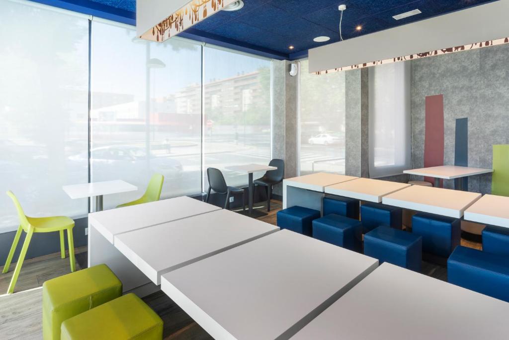 B&B HOTEL Zaragoza Plaza Mozart - Resim 13