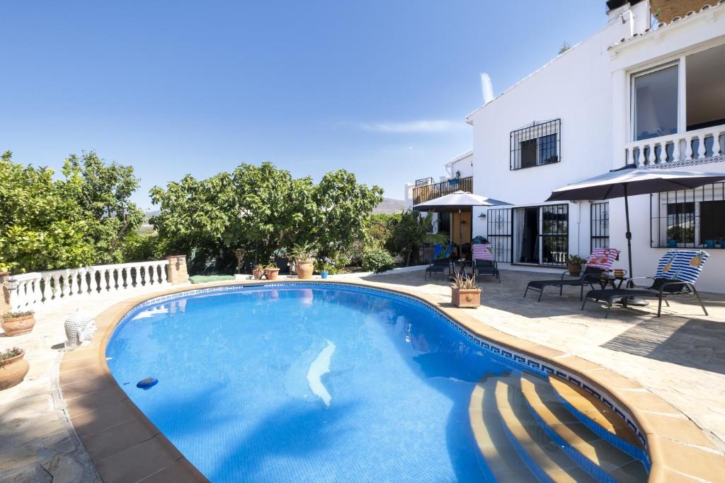 una piscina di fronte a una casa di Las Marias ad Alcaucín