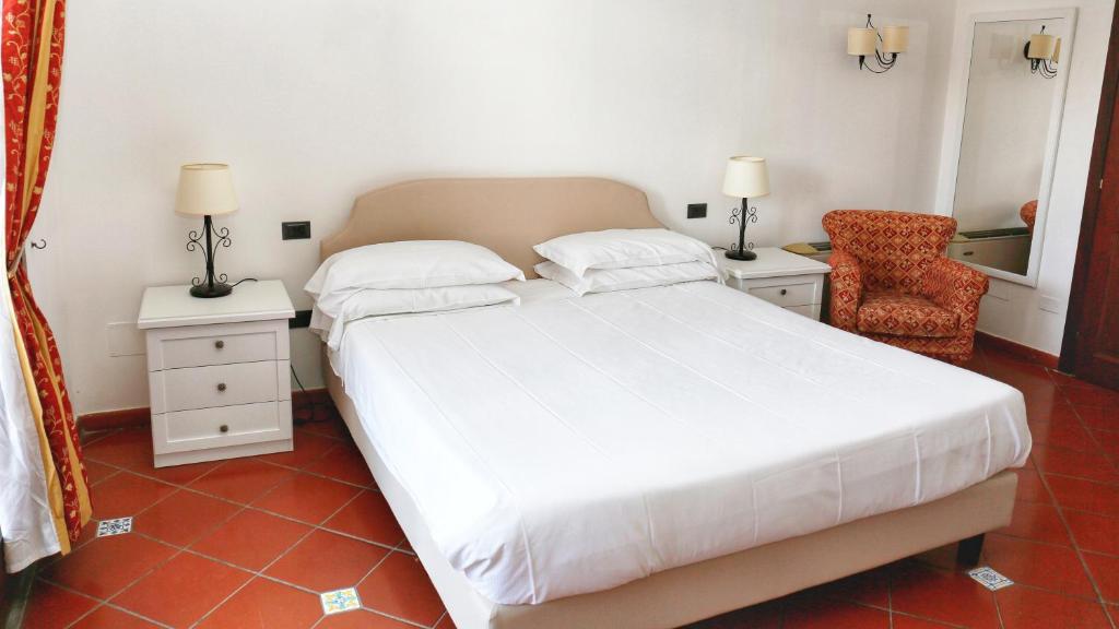 Postel nebo postele na pokoji v ubytování Albergo Filippo II