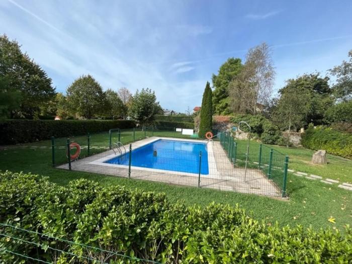 una piscina en medio de un patio en Bajo con Jardin y Piscina!, en Galizano