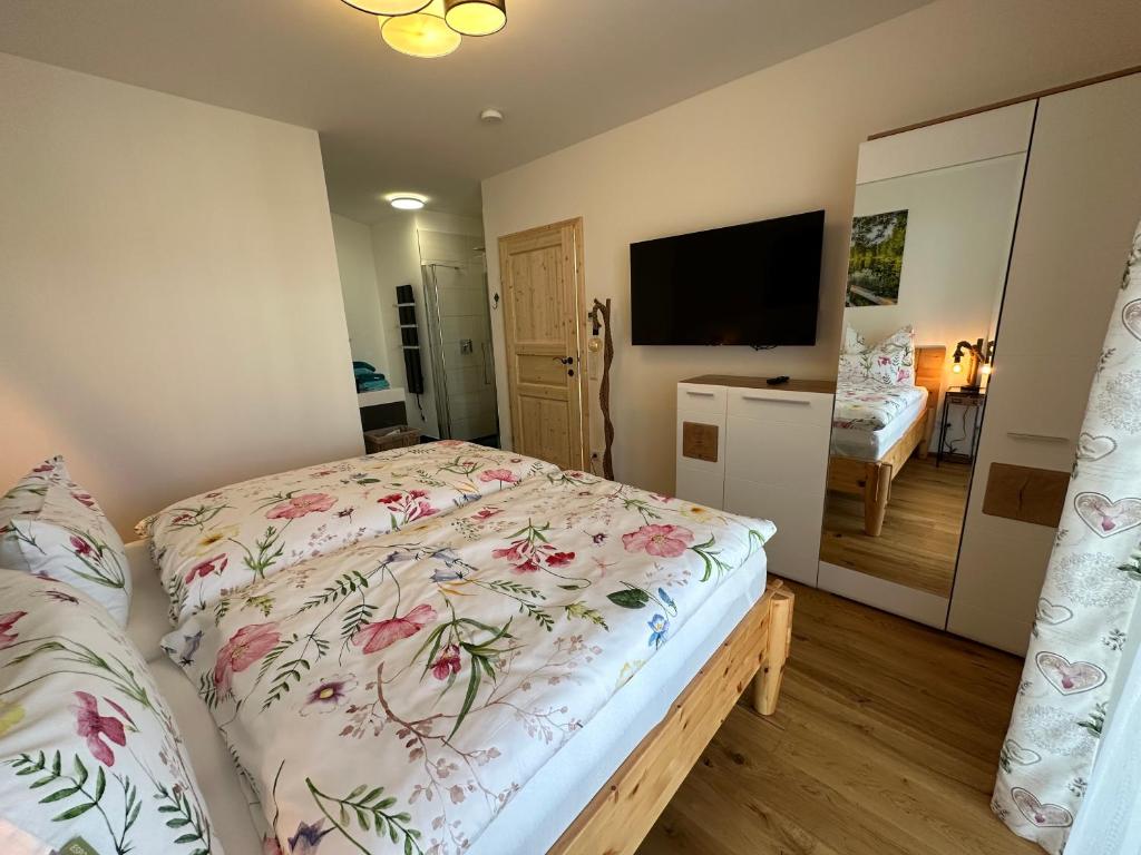 Postel nebo postele na pokoji v ubytování Berglisl - direkt an der Schipiste! Neue Ferienwohnung mit Sauna