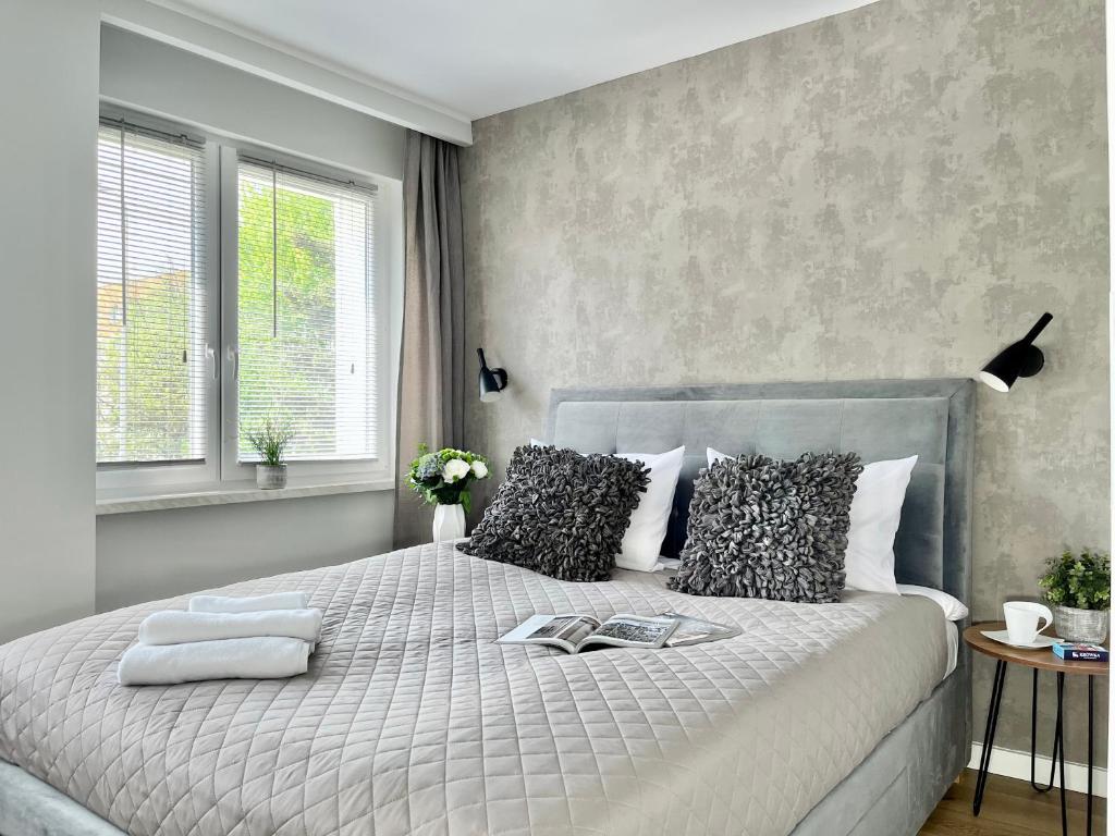 una camera da letto con un grande letto con due cuscini di Apartament Lema a Jelenia Góra