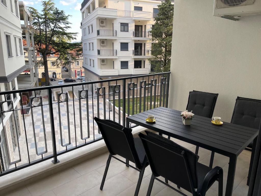 un tavolo e sedie su un balcone con vista di Apartment Trebinje Sun a Trebinje