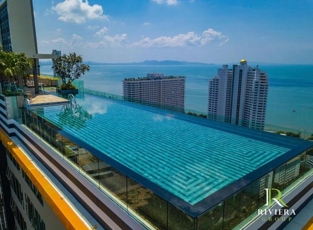 a swimming pool on the roof of a building at The Riviera Jomtien Brand new 1 Bedroom in Jomtien Beach