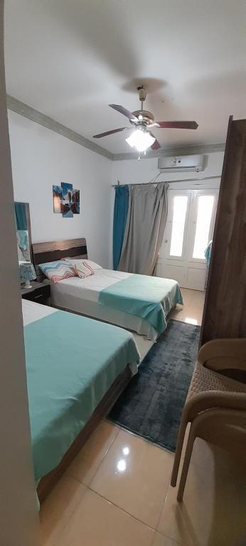um quarto com 2 camas e uma ventoinha de tecto em Dimora Village em Alexandria
