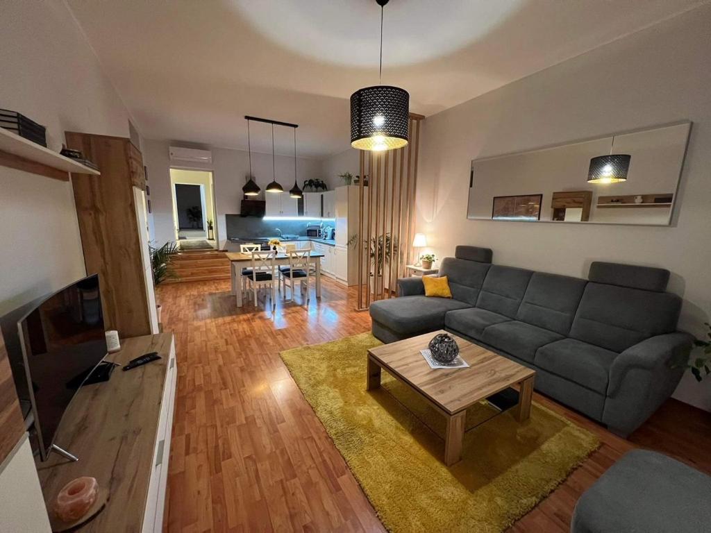 een woonkamer met een bank en een tafel bij Villa Monica in Kráľovský Chlmec