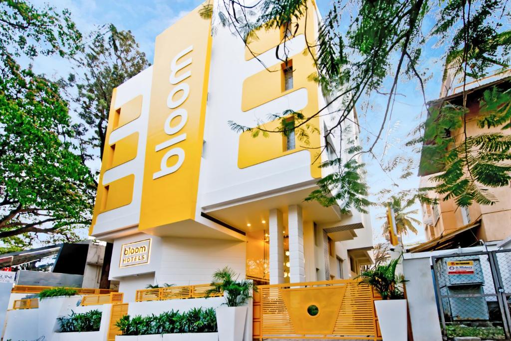 een gebouw met een geel bord erop bij Bloom Hotel - Indiranagar in Bangalore