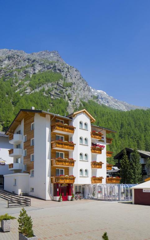 Nespecifikovaný výhled na hory nebo výhled na hory při pohledu z hotelu