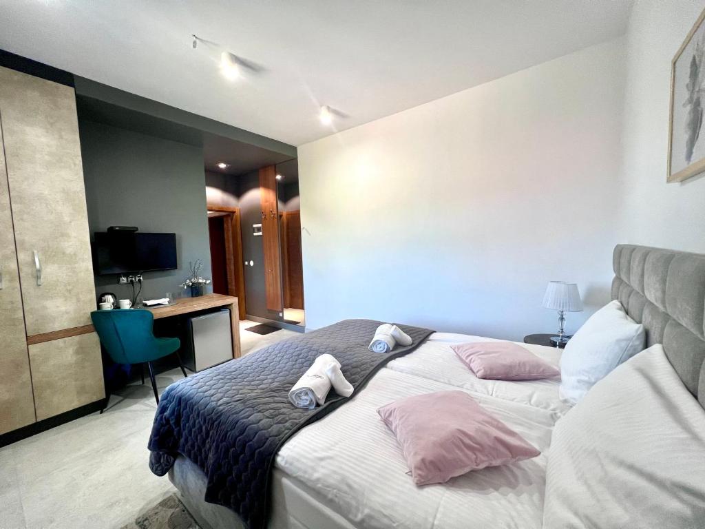 A bed or beds in a room at ELFF -Apartamenty i pokoje gościnne