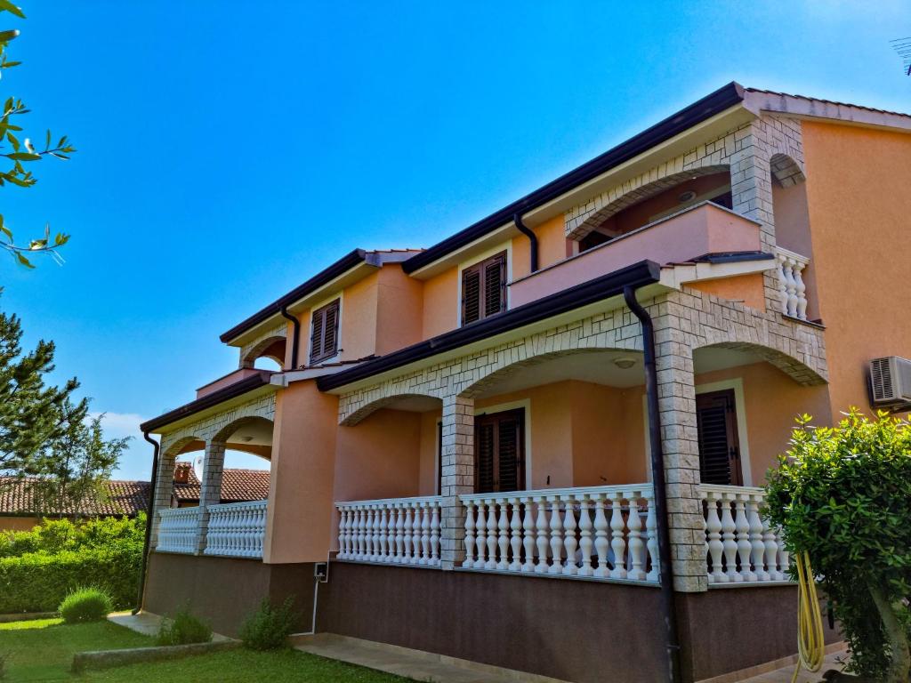 a large house with a balcony at Juli No3 & No4 in Mugeba