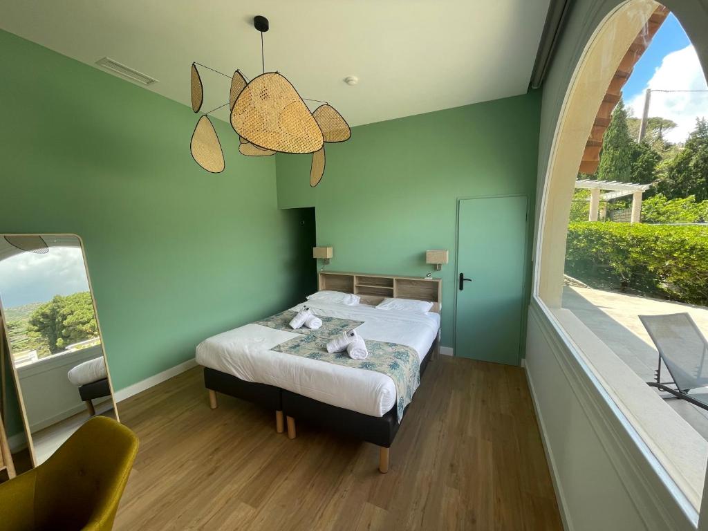 Postel nebo postele na pokoji v ubytování Hôtel Astria