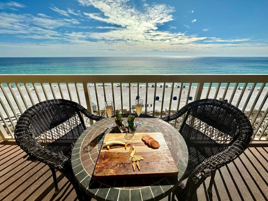 einen Tisch und Stühle auf einem Balkon mit Meerblick in der Unterkunft Best beach front vacation, Ocean View, 8th Flr in Destin