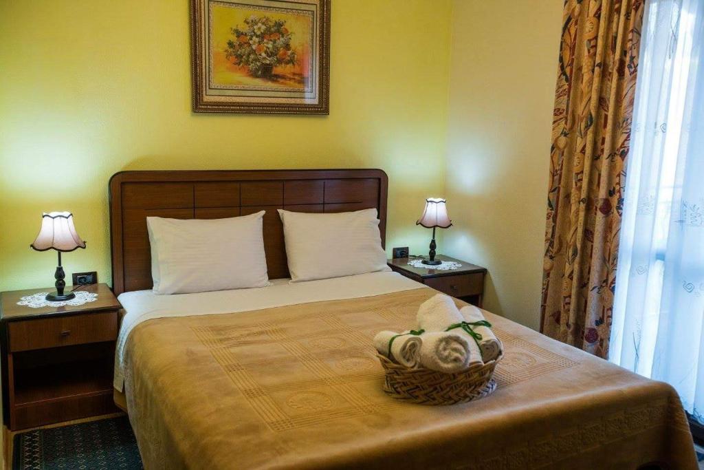 - une chambre avec un lit et un panier dans l'établissement Vila118, à Voskopojë