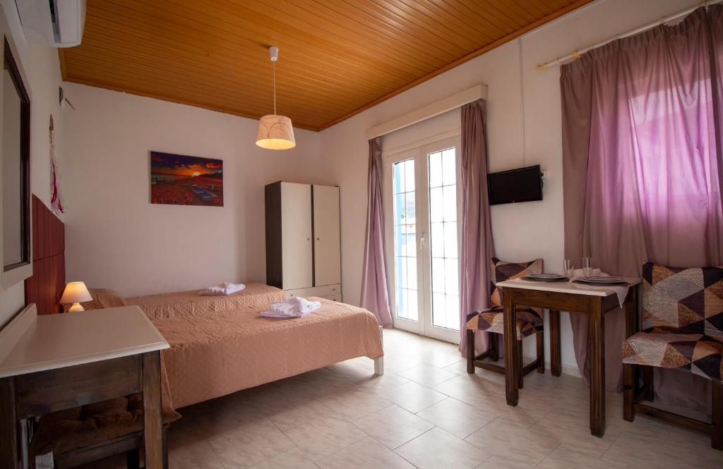 Кровать или кровати в номере Akis Villa Studios & Apartment with Pool by Hotelius