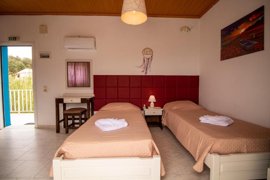 Кровать или кровати в номере Akis Villa Studios & Apartment with Pool by Hotelius