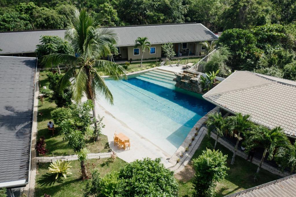 una vista aérea de una piscina en una casa en Hidden Lagoon Resort en Panglao City