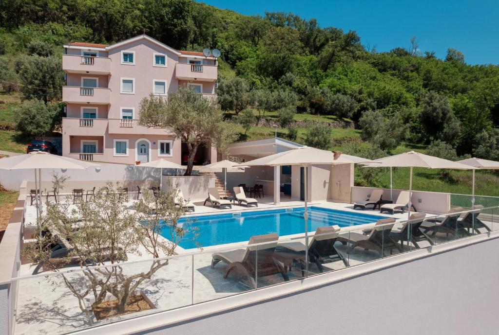 Bazén v ubytování Djukanovic Apartments nebo v jeho okolí