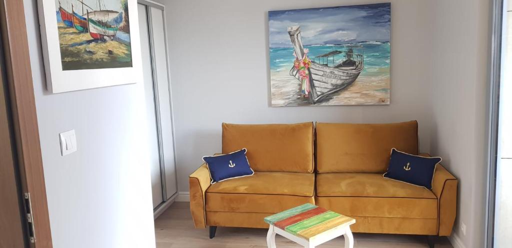 Część wypoczynkowa w obiekcie Uroczy Apartament Happy 01 z widokowym tarasen na dachu - tuż przy plaży !!!